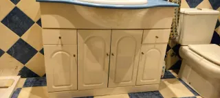 Mueble de lavabo completo con grifería Roca.