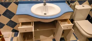 Mueble de lavabo completo con grifería Roca.