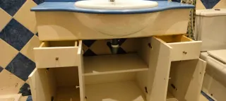 Mueble de lavabo completo con grifería Roca.