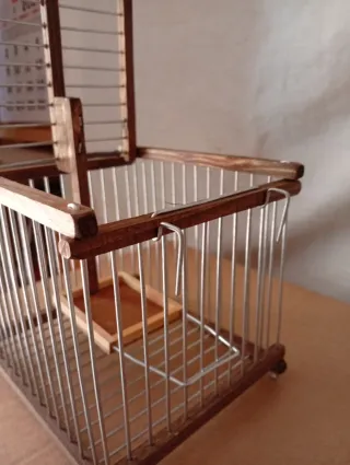 Jaula de madera y metal