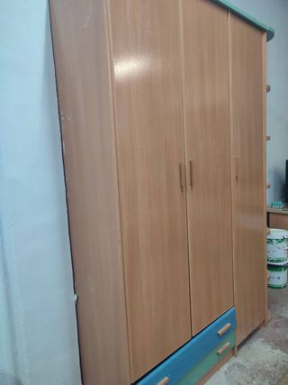 Armario de madera con cajones
