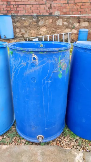 Bidones azules de plástico 200L