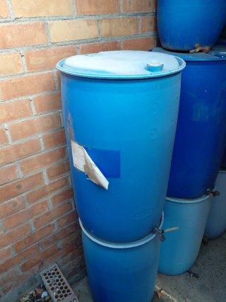 Bidones azules de plástico