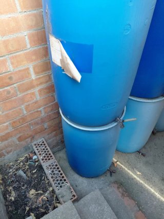 Bidones azules de plástico