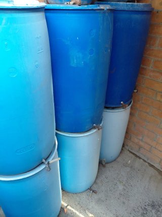 Bidones azules de plástico