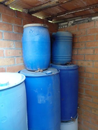 Bidones azules de plástico