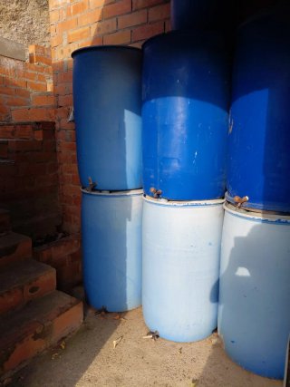 Bidones azules de plástico