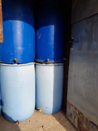 Bidones azules de plástico