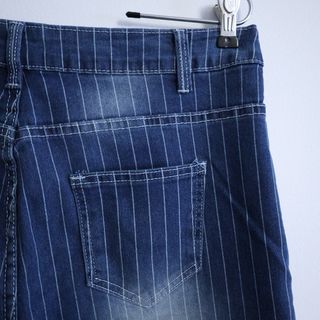 Pantalón vaquero acampanado con rayas