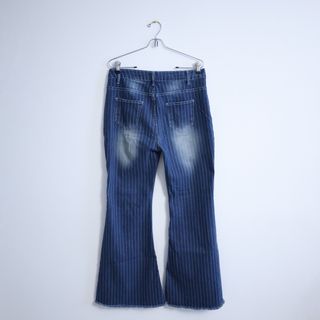 Pantalón vaquero acampanado con rayas