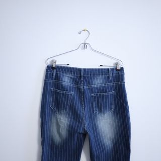 Pantalón vaquero acampanado con rayas