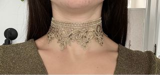 Gargantilla dorada de encaje