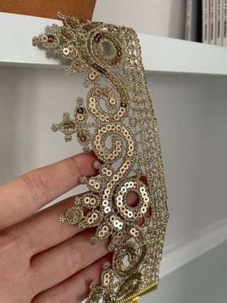 Gargantilla dorada de encaje