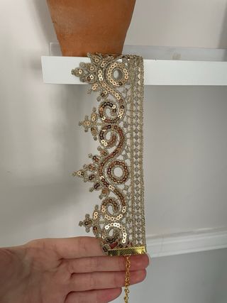 Gargantilla dorada de encaje