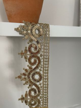 Gargantilla dorada de encaje