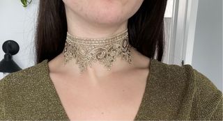 Gargantilla dorada de encaje