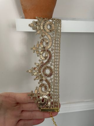 Gargantilla dorada de encaje