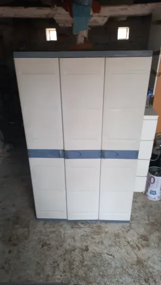 Armario de plástico blanco y azul
