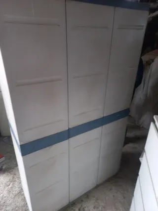 Armario de plástico blanco y azul