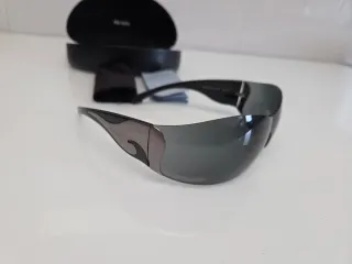 Gafas de sol Prada negras y grises