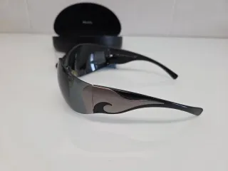 Gafas de sol Prada negras y grises