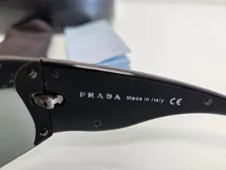 Gafas de sol Prada negras y grises