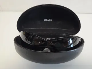 Gafas de sol Prada negras y grises