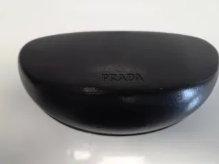 Gafas de sol Prada negras y grises