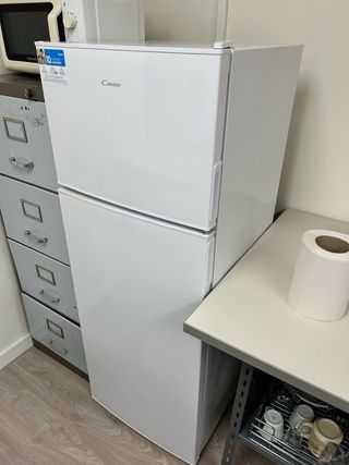 Nevera blanca con congelador CANDY - CDV Modelo