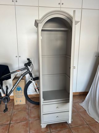 Armario gris con ventana redonda