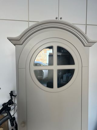 Armario gris con ventana redonda