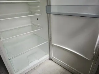 Nevera blanca funciona al 100 Le falta un estante