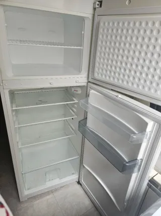 Nevera blanca funciona al 100 Le falta un estante