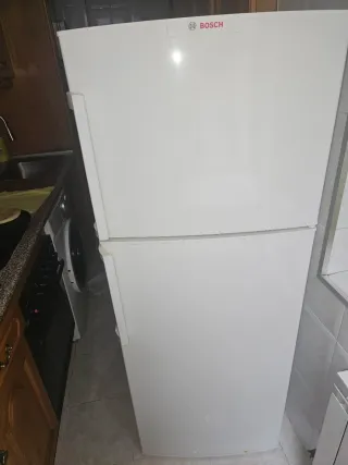 Nevera blanca funciona al 100 Le falta un estante