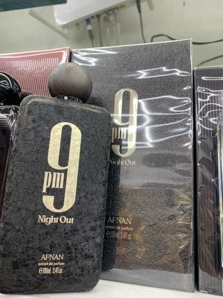 9 PM Night Out de Afnan es una fragancia de la fam