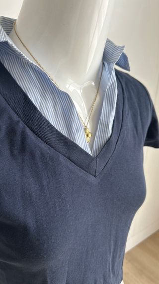 Top azul con cuello de camisa