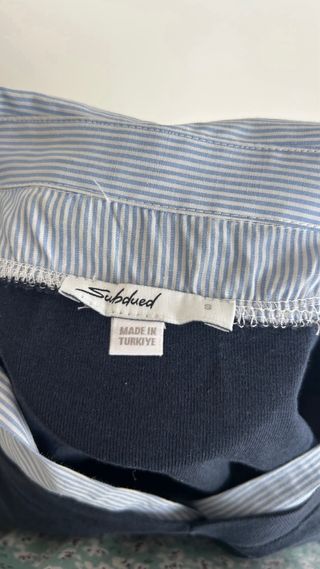 Top azul con cuello de camisa