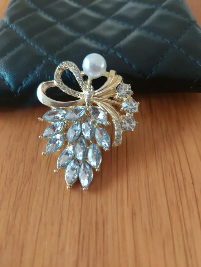Broche dorado con perla y cristales
