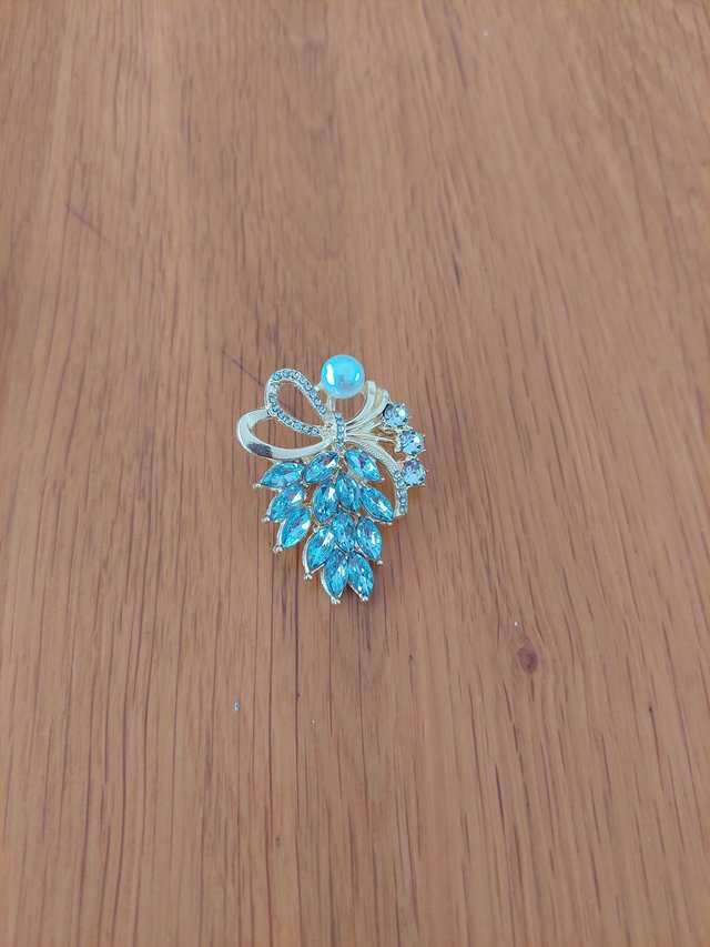Broche dorado con perla y cristales