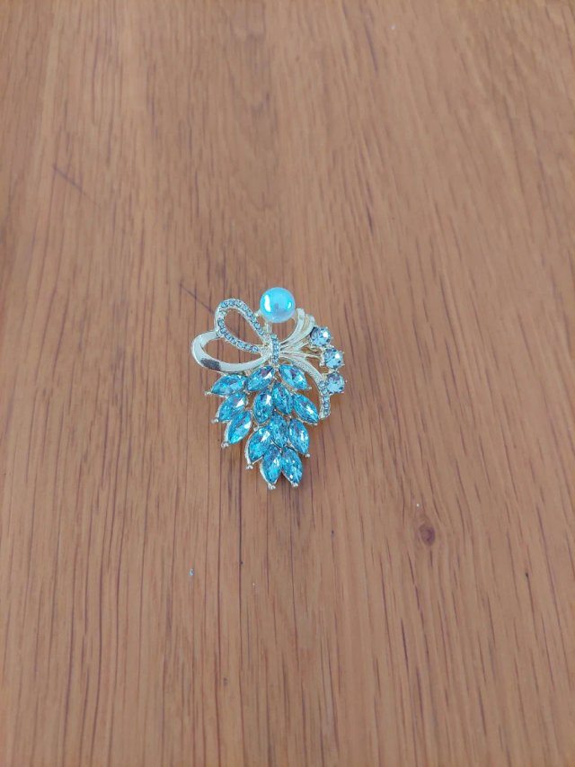 Broche dorado con perla y cristales