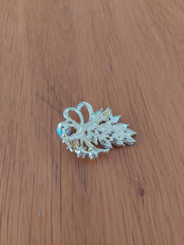 Broche dorado con perla y cristales