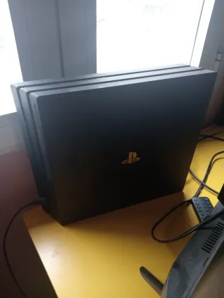 PlayStation 4 Pro + 3 mandos