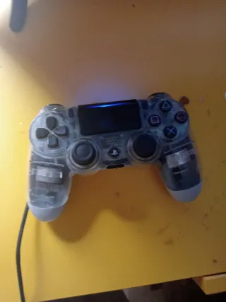 PlayStation 4 Pro + 3 mandos