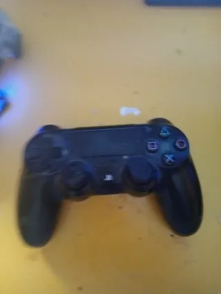 PlayStation 4 Pro + 3 mandos