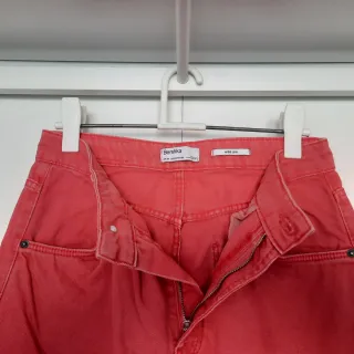 Pantalón cargo Bershka rojo talla 36