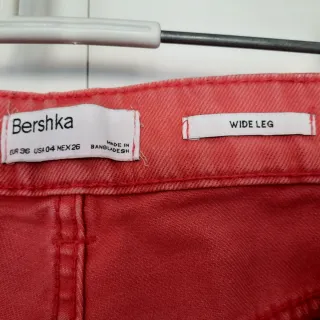 Pantalón cargo Bershka rojo talla 36