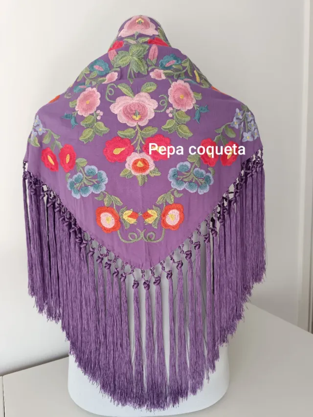 Mantoncillo morado algodón bordado flores