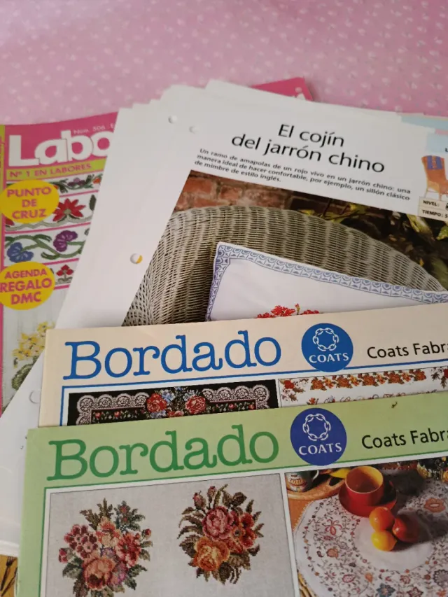 Revista y fichas de punto de cruz.Mas 2 de bordado
