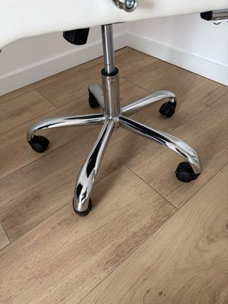 Silla de oficina ergonómica blanca nueva