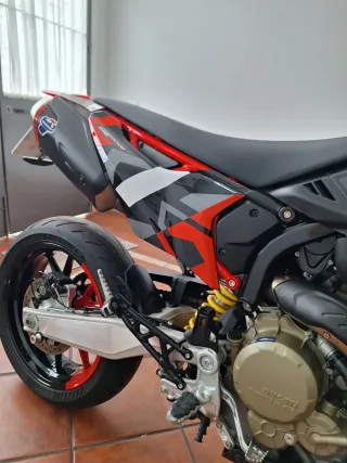 Ducati Hypermotard 698 RVE Pack Performance